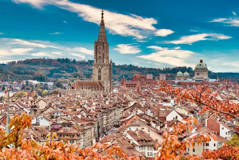 Die Stadt Bern in der Schweiz bietet im Herbst ein atemberaubendes Basel.