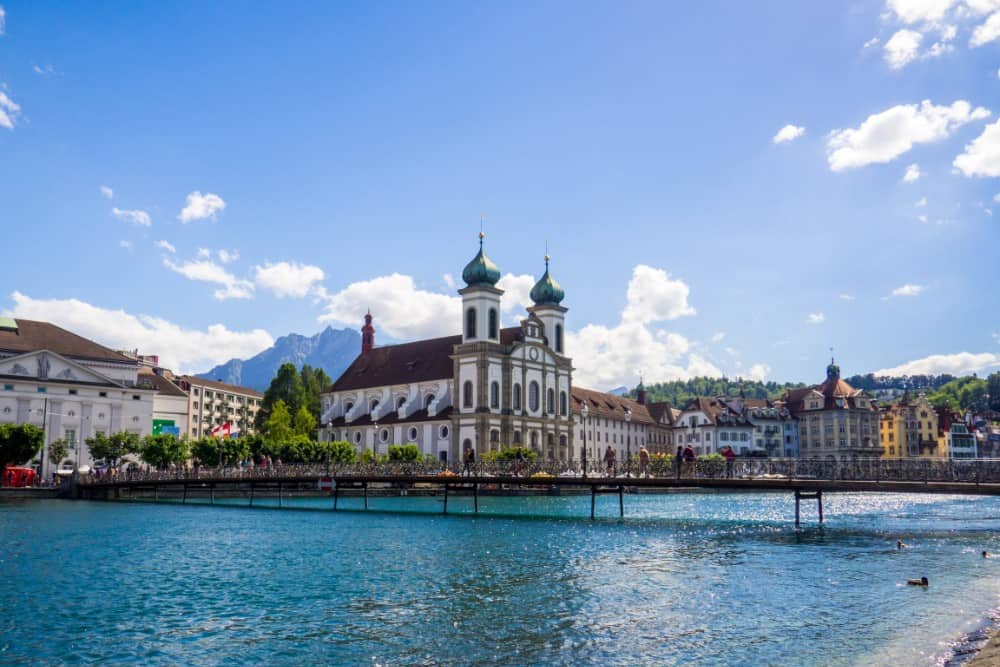 Die Schweiz ist ein Land, das für seine atemberaubenden Sehenswürdigkeiten bekannt ist. Eine der Städte, die man in der Schweiz unbedingt besuchen muss, ist Basel mit seiner reichen Geschichte und seinen kulturellen Attraktionen.