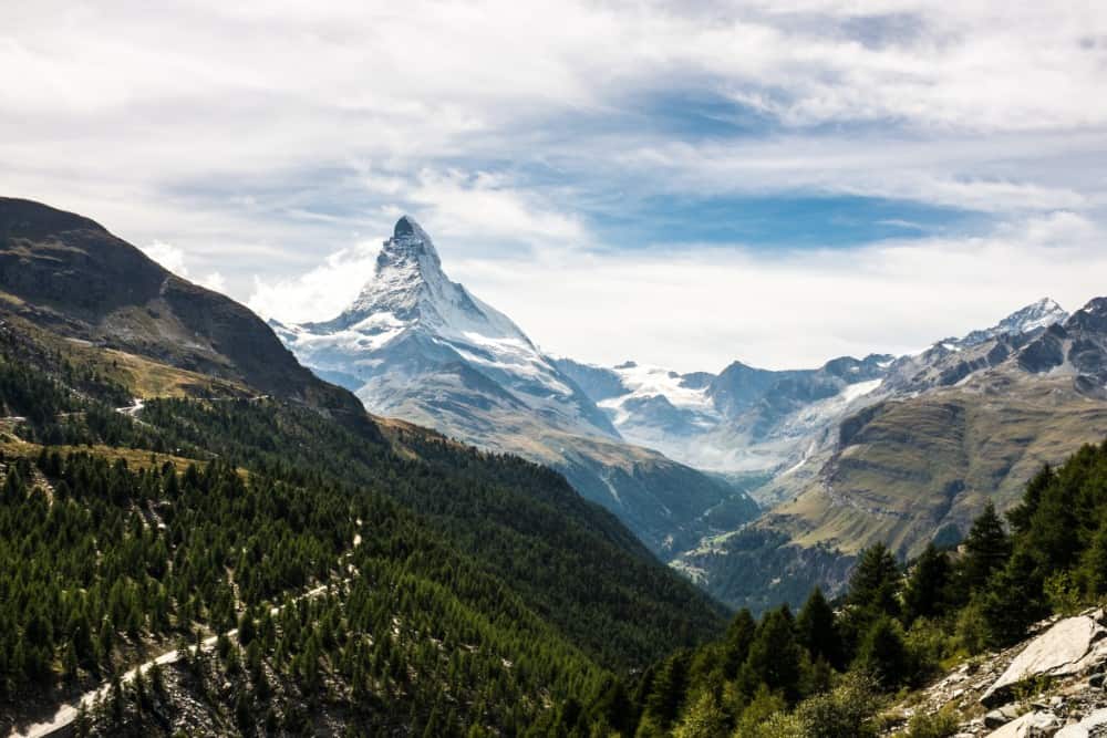 Ein atemberaubender Blick auf das Matterhorn in der Schweiz, eine der berühmtesten Sehenswürdigkeiten in Basel.