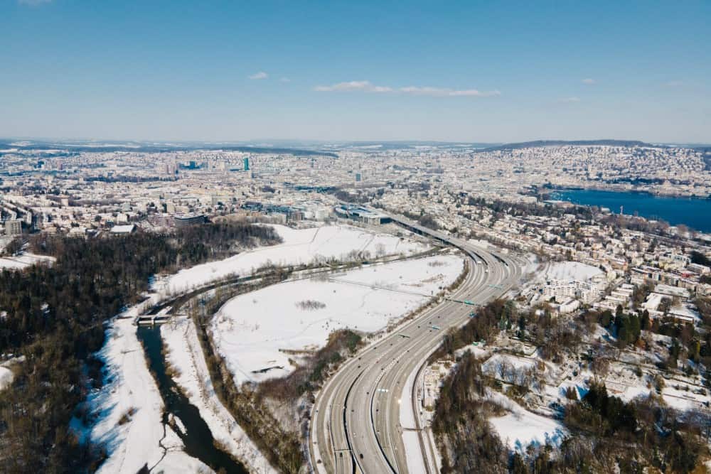 Eine Luftaufnahme von Zürich im Winter.