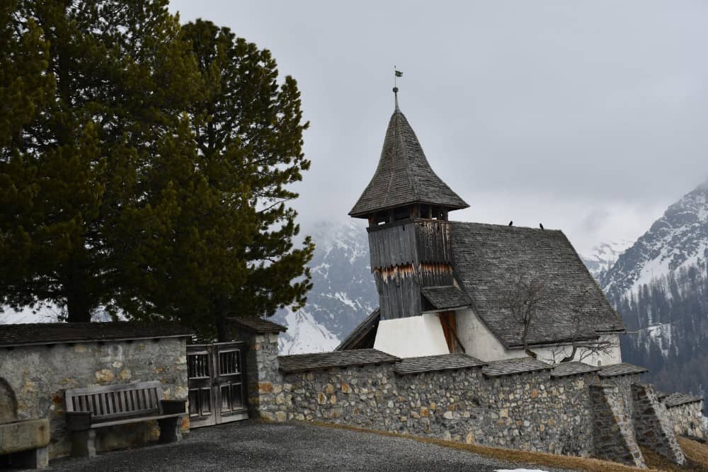 Das malerische Dorf Arosa beherbergt eine kleine Steinkirche, die auf einem Berg thront und eine atemberaubende Aussicht bietet.