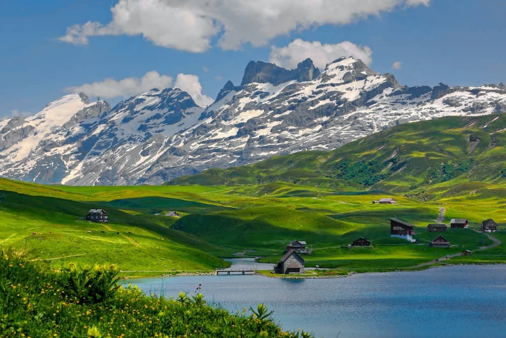 Ein malerischer See inmitten der atemberaubenden Bergwelt der Schweizer Alpen.