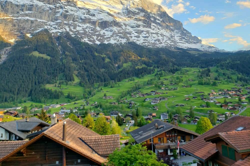 Ein Dorf in der Schweiz, Grindelwald, eingebettet in einen majestätischen Berg im Hintergrund.