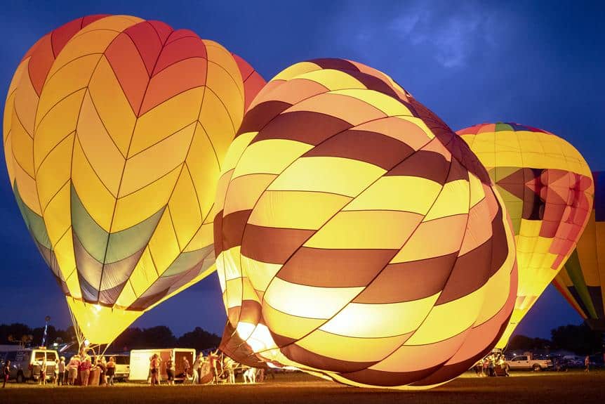 Nachts leuchtete eine Gruppe Heißluftballons auf.